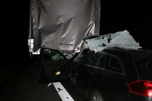 2017-12-12_Unfall-Transporter-PKW-Auto-rast-in-Unfallstelle-Autobahn-A30-Gesmold_006 PKW rast in Unfallstelle auf der Autobahn A30