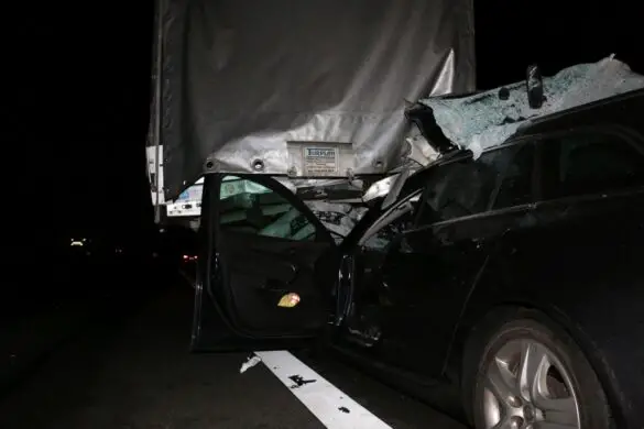 2017-12-12_Unfall-Transporter-PKW-Auto-rast-in-Unfallstelle-Autobahn-A30-Gesmold_007 PKW rast in Unfallstelle auf der Autobahn A30