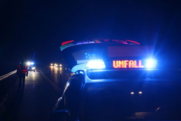 2017-12-12_Unfall-Transporter-PKW-Auto-rast-in-Unfallstelle-Autobahn-A30-Gesmold_012 PKW rast in Unfallstelle auf der Autobahn A30