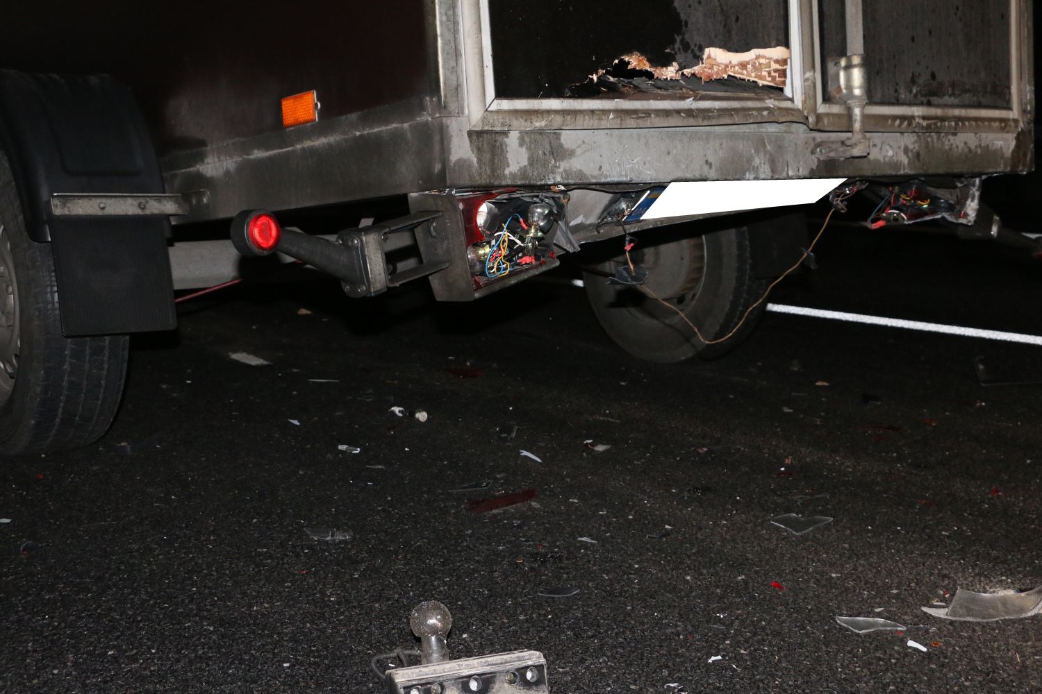 2017-12-18_Unfall-PKW-Anhaenger-Transporter-PKW-Gefahr-Steine-Autobahn-A30-Osnabrueck-Sutthausen_002 Unfall und Steine auf der Autobahn bei Osnabrück