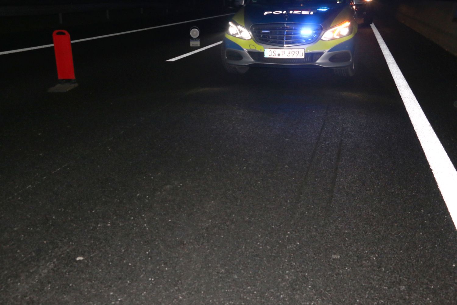 2017-12-18_Unfall-PKW-Anhaenger-Transporter-PKW-Gefahr-Steine-Autobahn-A30-Osnabrueck-Sutthausen_004 Unfall und Steine auf der Autobahn bei Osnabrück