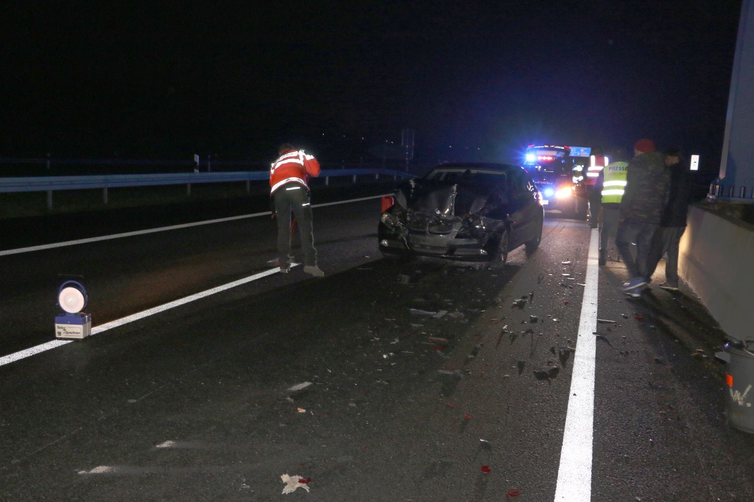 2017-12-18_Unfall-PKW-Anhaenger-Transporter-PKW-Gefahr-Steine-Autobahn-A30-Osnabrueck-Sutthausen_007 Unfall und Steine auf der Autobahn bei Osnabrück