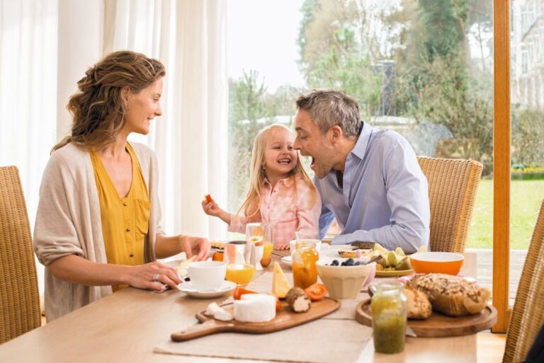 Familien beim Frühstück