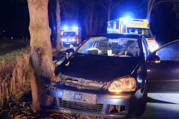 PKW prallt gegen Baum im Landkreis Osnabrück
