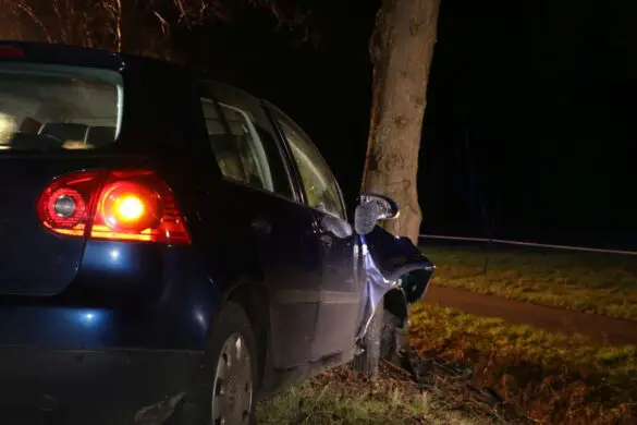 PKW prallt gegen Baum im Landkreis Osnabrück