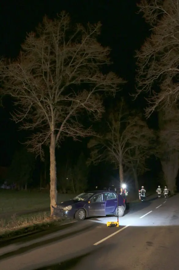 PKW prallt gegen Baum im Landkreis Osnabrück