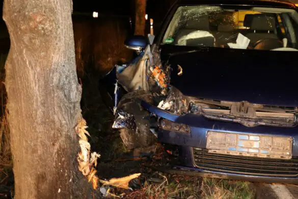 PKW prallt gegen Baum im Landkreis Osnabrück