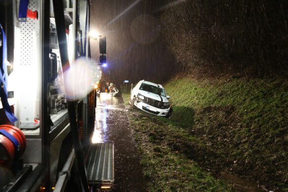 2018-01-16_Unfall-PKW-ueberschlagen-Glaette-Schneeregen_A33-Osnabrueck-Bielefeld_001 PKW überschlägt sich bei Glätte-Crash auf der A33 Osnabrück - Bielefeld