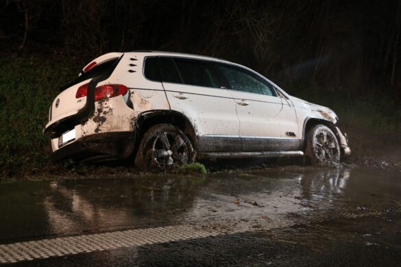 2018-01-16_Unfall-PKW-ueberschlagen-Glaette-Schneeregen_A33-Osnabrueck-Bielefeld_003 PKW überschlägt sich bei Glätte-Crash auf der A33 Osnabrück - Bielefeld