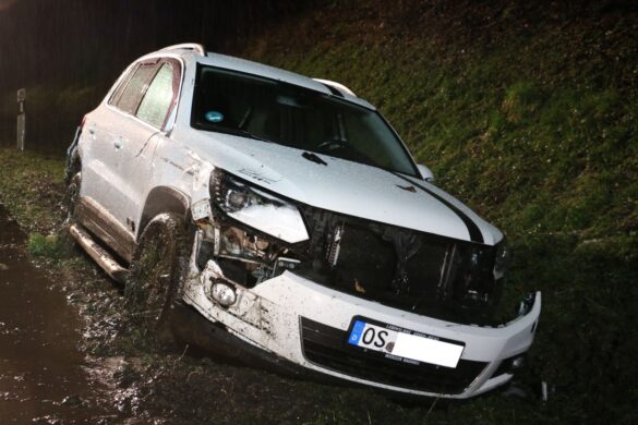 2018-01-16_Unfall-PKW-ueberschlagen-Glaette-Schneeregen_A33-Osnabrueck-Bielefeld_004 PKW überschlägt sich bei Glätte-Crash auf der A33 Osnabrück - Bielefeld