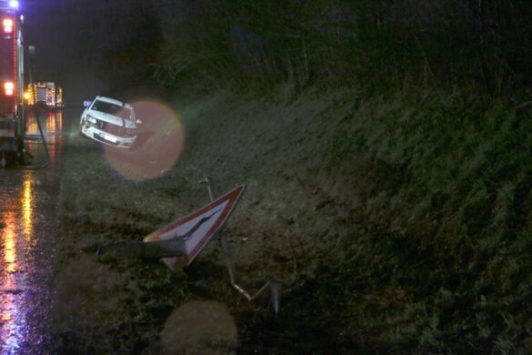 2018-01-16_Unfall-PKW-ueberschlagen-Glaette-Schneeregen_A33-Osnabrueck-Bielefeld_006 PKW überschlägt sich bei Glätte-Crash auf der A33 Osnabrück - Bielefeld