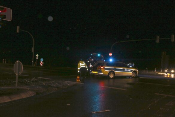 Person bei Verkehrsunfall in Osnabrück-Atter eingeklemmt