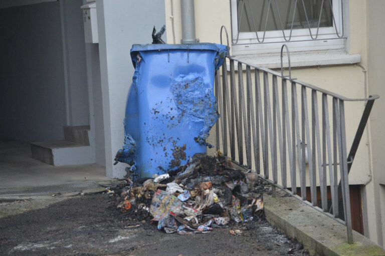Mülltonnen Feuer in der Heinrich-Heine-Straße, Osnabrück