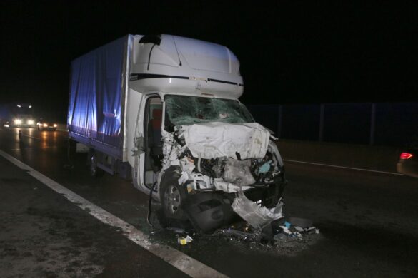 2018-02-07_Unfall-Transporter-LKW-A1-Autobahn-Osnabrueck_001 Transporter kracht auf LKW auf der Autobahn A1 bei Osnabrück