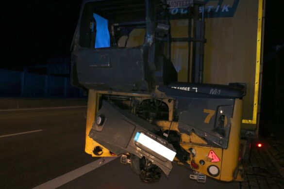 2018-02-07_Unfall-Transporter-LKW-A1-Autobahn-Osnabrueck_003 Transporter kracht auf LKW auf der Autobahn A1 bei Osnabrück