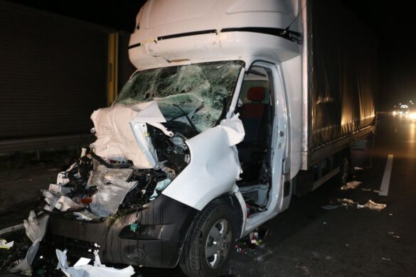 2018-02-07_Unfall-Transporter-LKW-A1-Autobahn-Osnabrueck_006 Transporter kracht auf LKW auf der Autobahn A1 bei Osnabrück
