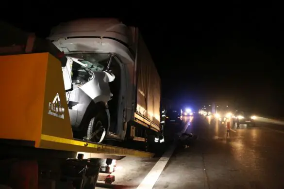 2018-02-07_Unfall-Transporter-LKW-A1-Autobahn-Osnabrueck_015 Transporter kracht auf LKW auf der Autobahn A1 bei Osnabrück