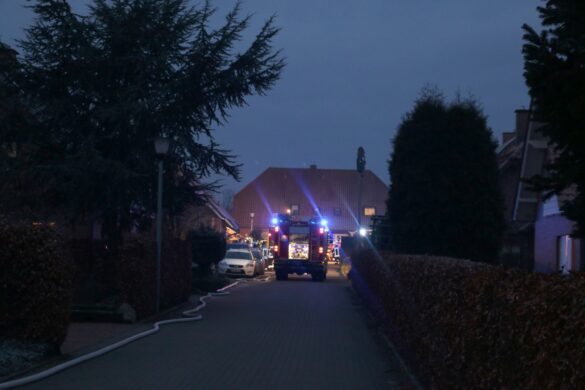 2018-02-09_Feuer-Brand-Wohnhaus-Dachstuhl-Glandorf-Landkreis-Osnabrueck_002 Bewohner bemerkt Brand des eigenen Wohnhauses in Glandorf im Landkreis Osnabrück