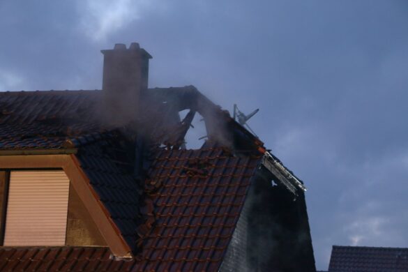 2018-02-09_Feuer-Brand-Wohnhaus-Dachstuhl-Glandorf-Landkreis-Osnabrueck_004 Bewohner bemerkt Brand des eigenen Wohnhauses in Glandorf im Landkreis Osnabrück