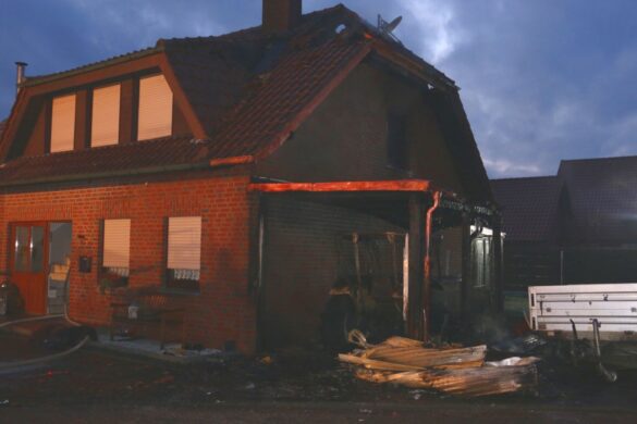 2018-02-09_Feuer-Brand-Wohnhaus-Dachstuhl-Glandorf-Landkreis-Osnabrueck_005 Bewohner bemerkt Brand des eigenen Wohnhauses in Glandorf im Landkreis Osnabrück
