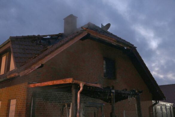 2018-02-09_Feuer-Brand-Wohnhaus-Dachstuhl-Glandorf-Landkreis-Osnabrueck_007 Bewohner bemerkt Brand des eigenen Wohnhauses in Glandorf im Landkreis Osnabrück