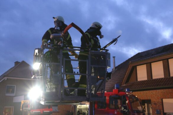 2018-02-09_Feuer-Brand-Wohnhaus-Dachstuhl-Glandorf-Landkreis-Osnabrueck_008 Bewohner bemerkt Brand des eigenen Wohnhauses in Glandorf im Landkreis Osnabrück