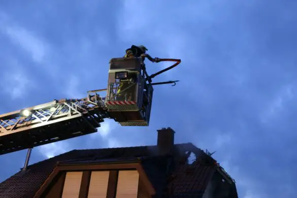 2018-02-09_Feuer-Brand-Wohnhaus-Dachstuhl-Glandorf-Landkreis-Osnabrueck_009 Bewohner bemerkt Brand des eigenen Wohnhauses in Glandorf im Landkreis Osnabrück