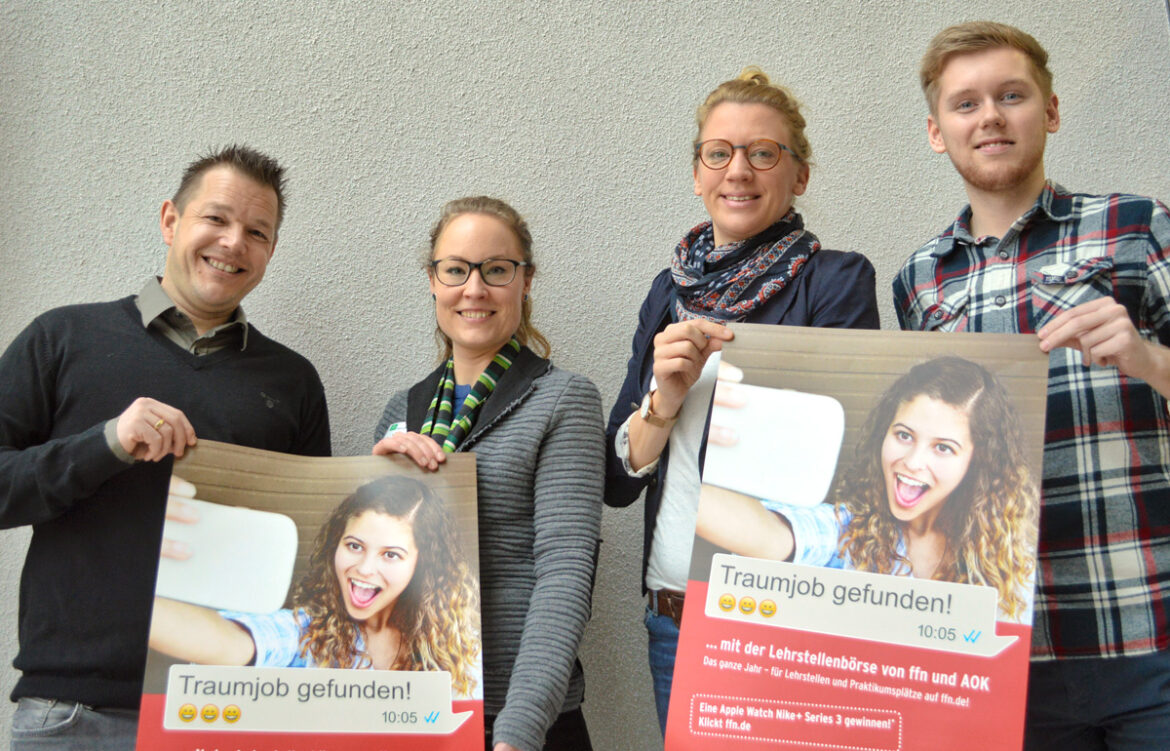 Tommy Reichenberger, Rebekka Hoffmann (AOK), Neele Oetken (ffn) und AOK-Azubi Jannis Hülsmann