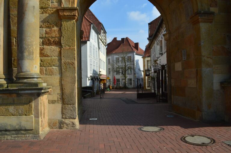 Blick durch das Hegertor in die Altstadt