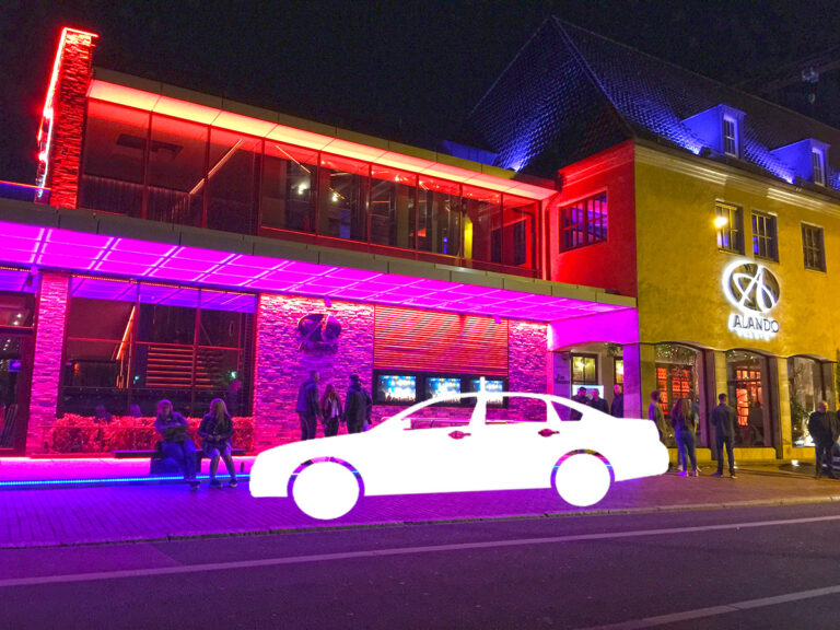 Leerer Taxistand vor dem Alando Palais in der Nacht auf den 29.04.2018