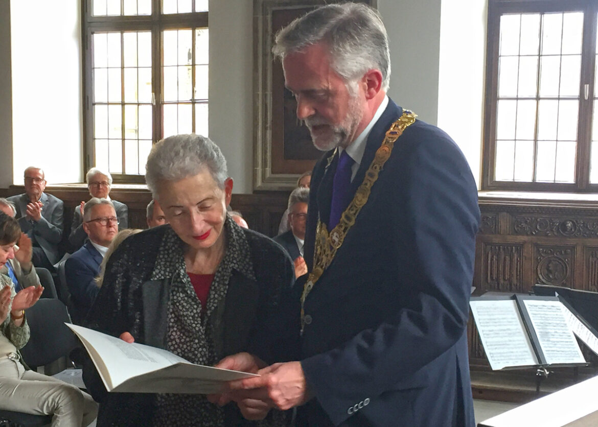 Hélène Cixou und Oberbürgermeister Wolfgang Griesert