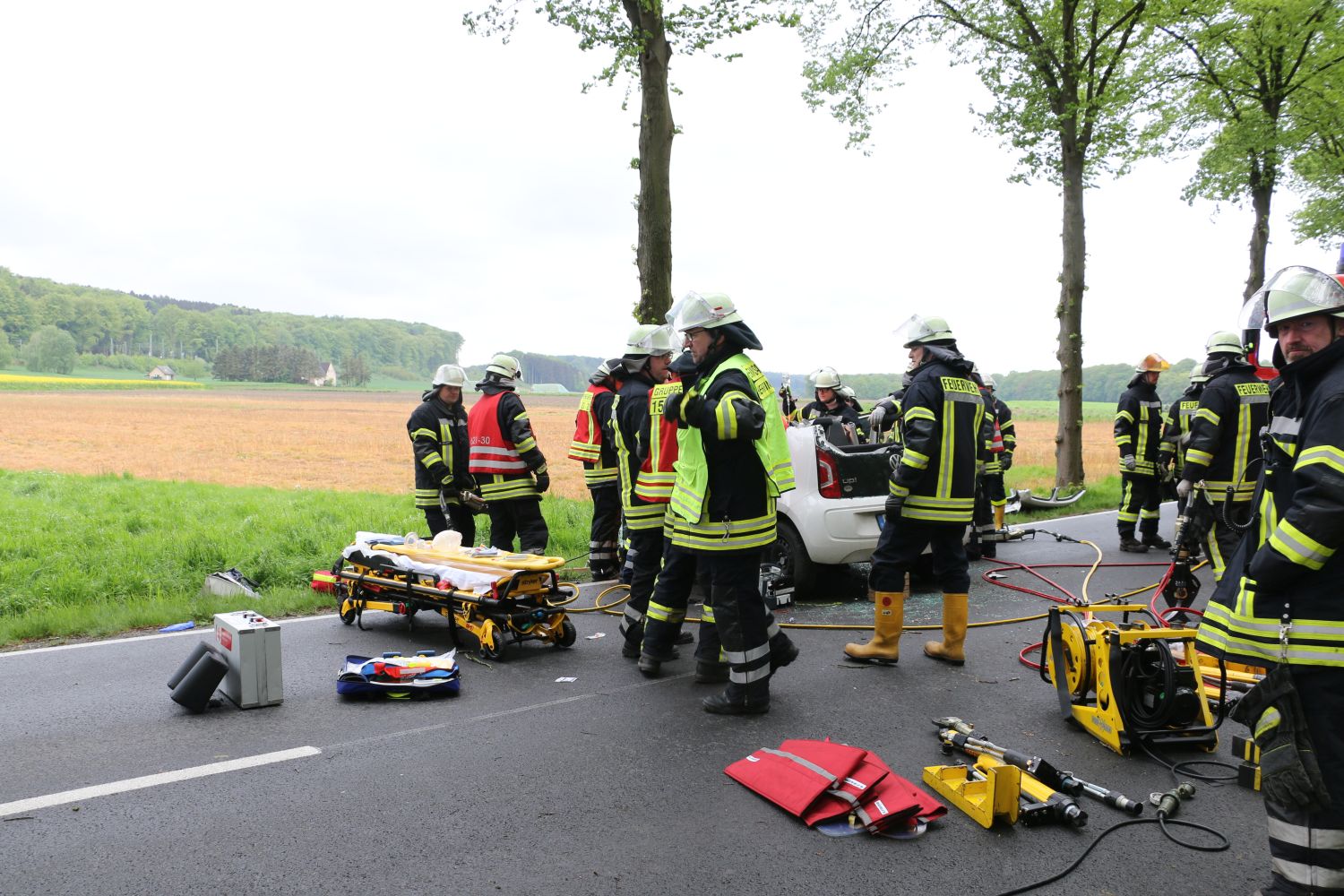 2018-05-01_Verkehrunfall-PKW-gegen-Baum-Bohmte-Ostercappeln-Landkreis-Osnabrueck_001 PKW prallt in Bohmte bei Osnabrück gegen Baum
