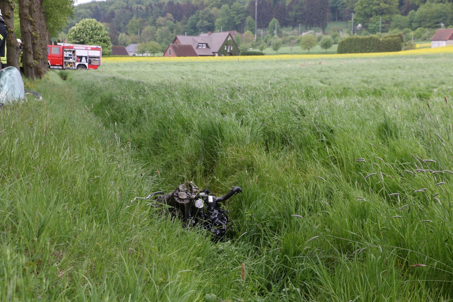 2018-05-01_Verkehrunfall-PKW-gegen-Baum-Bohmte-Ostercappeln-Landkreis-Osnabrueck_005 PKW prallt in Bohmte bei Osnabrück gegen Baum