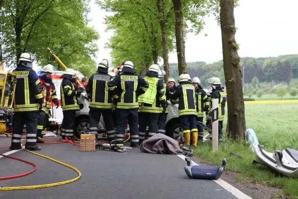 2018-05-01_Verkehrunfall-PKW-gegen-Baum-Bohmte-Ostercappeln-Landkreis-Osnabrueck_006 PKW prallt in Bohmte bei Osnabrück gegen Baum