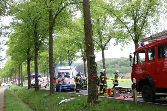 2018-05-01_Verkehrunfall-PKW-gegen-Baum-Bohmte-Ostercappeln-Landkreis-Osnabrueck_007 PKW prallt in Bohmte bei Osnabrück gegen Baum