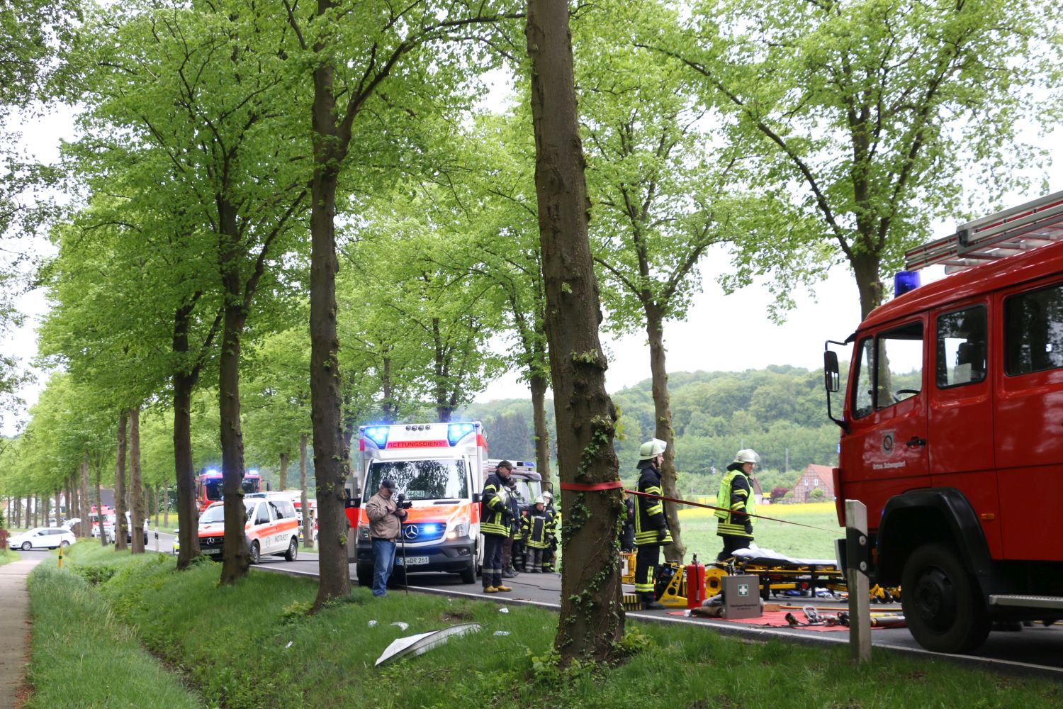 2018-05-01_Verkehrunfall-PKW-gegen-Baum-Bohmte-Ostercappeln-Landkreis-Osnabrueck_007 PKW prallt in Bohmte bei Osnabrück gegen Baum