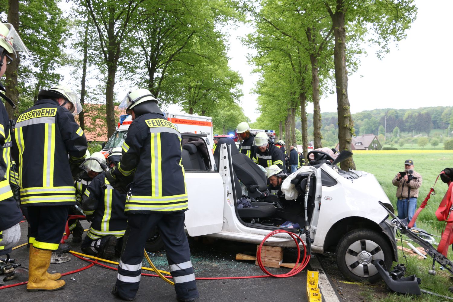 2018-05-01_Verkehrunfall-PKW-gegen-Baum-Bohmte-Ostercappeln-Landkreis-Osnabrueck_008 PKW prallt in Bohmte bei Osnabrück gegen Baum