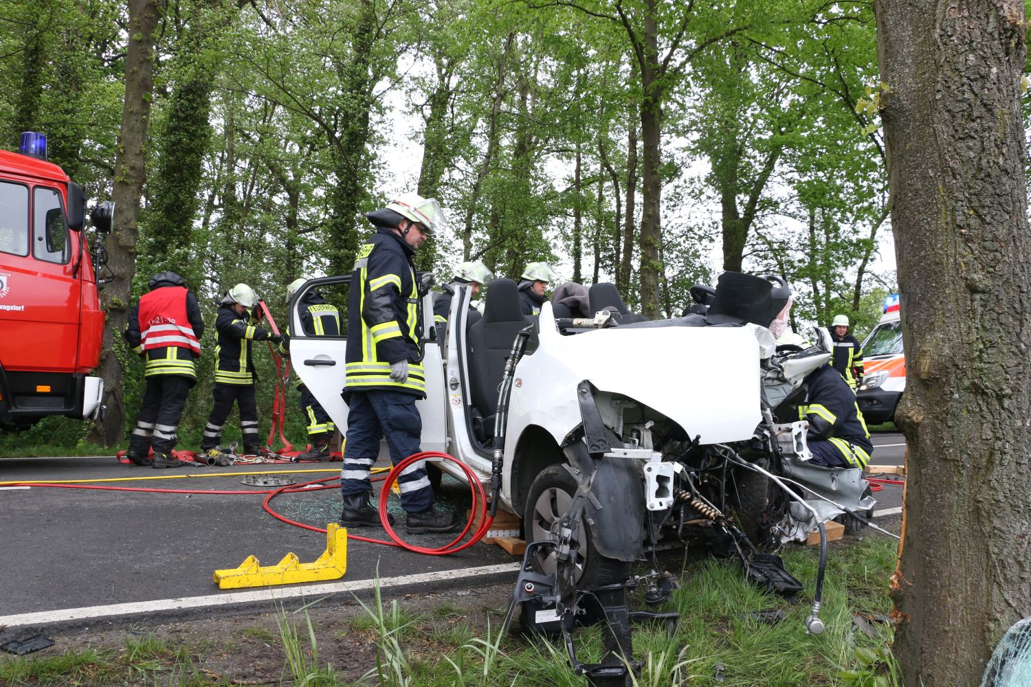 2018-05-01_Verkehrunfall-PKW-gegen-Baum-Bohmte-Ostercappeln-Landkreis-Osnabrueck_009 PKW prallt in Bohmte bei Osnabrück gegen Baum