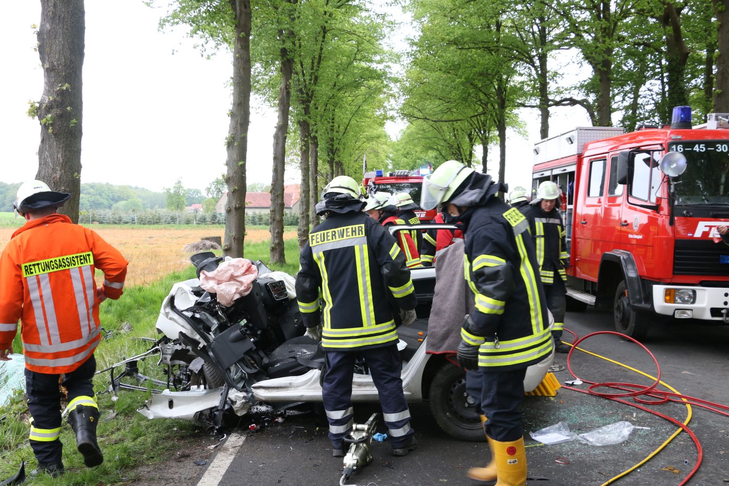 2018-05-01_Verkehrunfall-PKW-gegen-Baum-Bohmte-Ostercappeln-Landkreis-Osnabrueck_011 PKW prallt in Bohmte bei Osnabrück gegen Baum