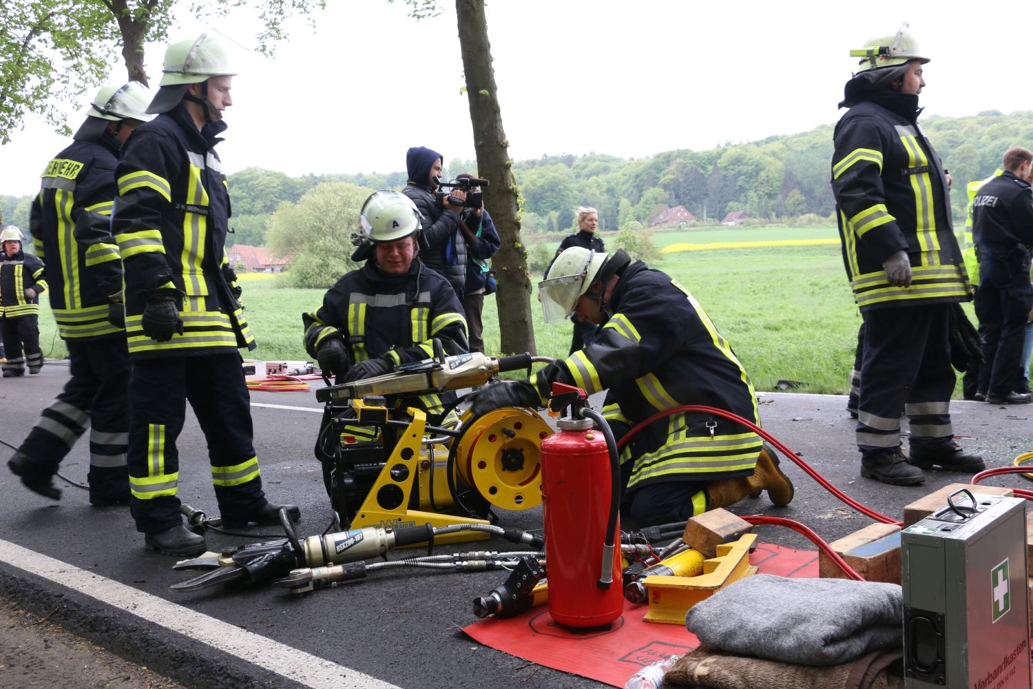 2018-05-01_Verkehrunfall-PKW-gegen-Baum-Bohmte-Ostercappeln-Landkreis-Osnabrueck_012 PKW prallt in Bohmte bei Osnabrück gegen Baum