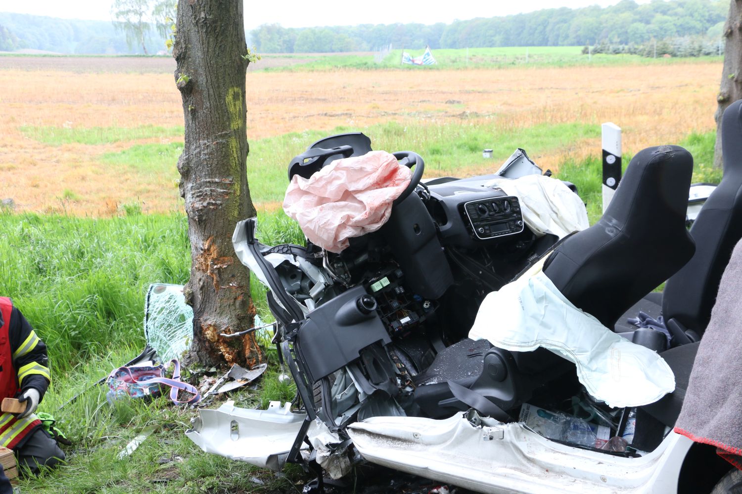 2018-05-01_Verkehrunfall-PKW-gegen-Baum-Bohmte-Ostercappeln-Landkreis-Osnabrueck_013 PKW prallt in Bohmte bei Osnabrück gegen Baum