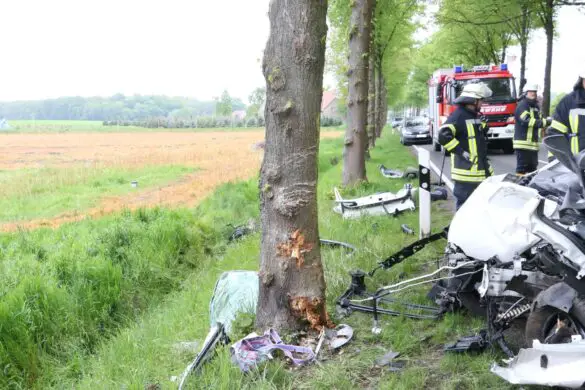 2018-05-01_Verkehrunfall-PKW-gegen-Baum-Bohmte-Ostercappeln-Landkreis-Osnabrueck_014 PKW prallt in Bohmte bei Osnabrück gegen Baum
