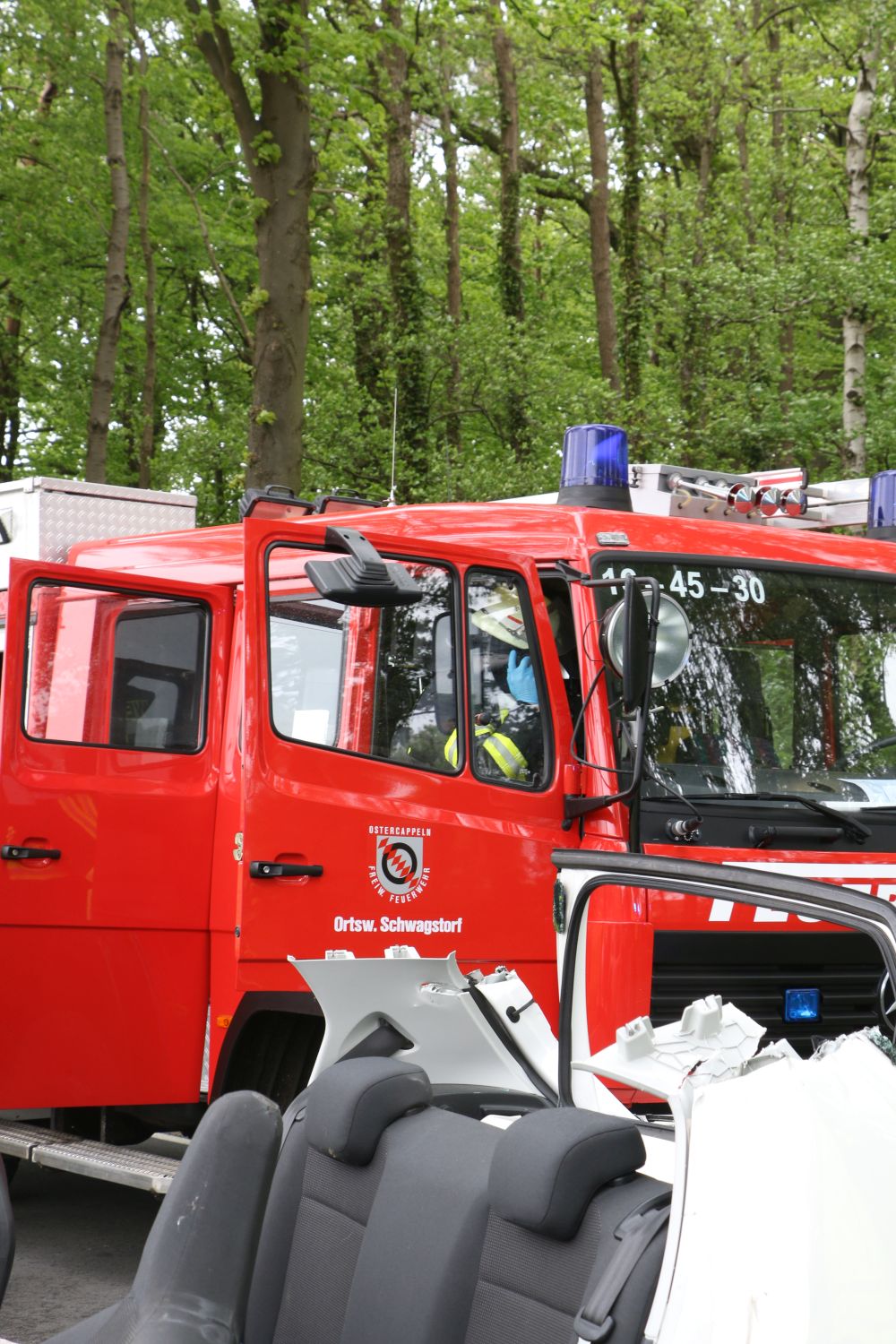 2018-05-01_Verkehrunfall-PKW-gegen-Baum-Bohmte-Ostercappeln-Landkreis-Osnabrueck_015 PKW prallt in Bohmte bei Osnabrück gegen Baum