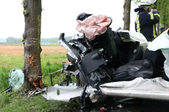 2018-05-01_Verkehrunfall-PKW-gegen-Baum-Bohmte-Ostercappeln-Landkreis-Osnabrueck_016 PKW prallt in Bohmte bei Osnabrück gegen Baum