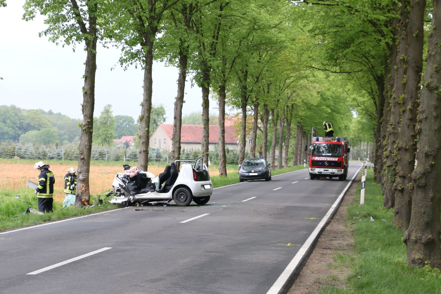2018-05-01_Verkehrunfall-PKW-gegen-Baum-Bohmte-Ostercappeln-Landkreis-Osnabrueck_017 PKW prallt in Bohmte bei Osnabrück gegen Baum