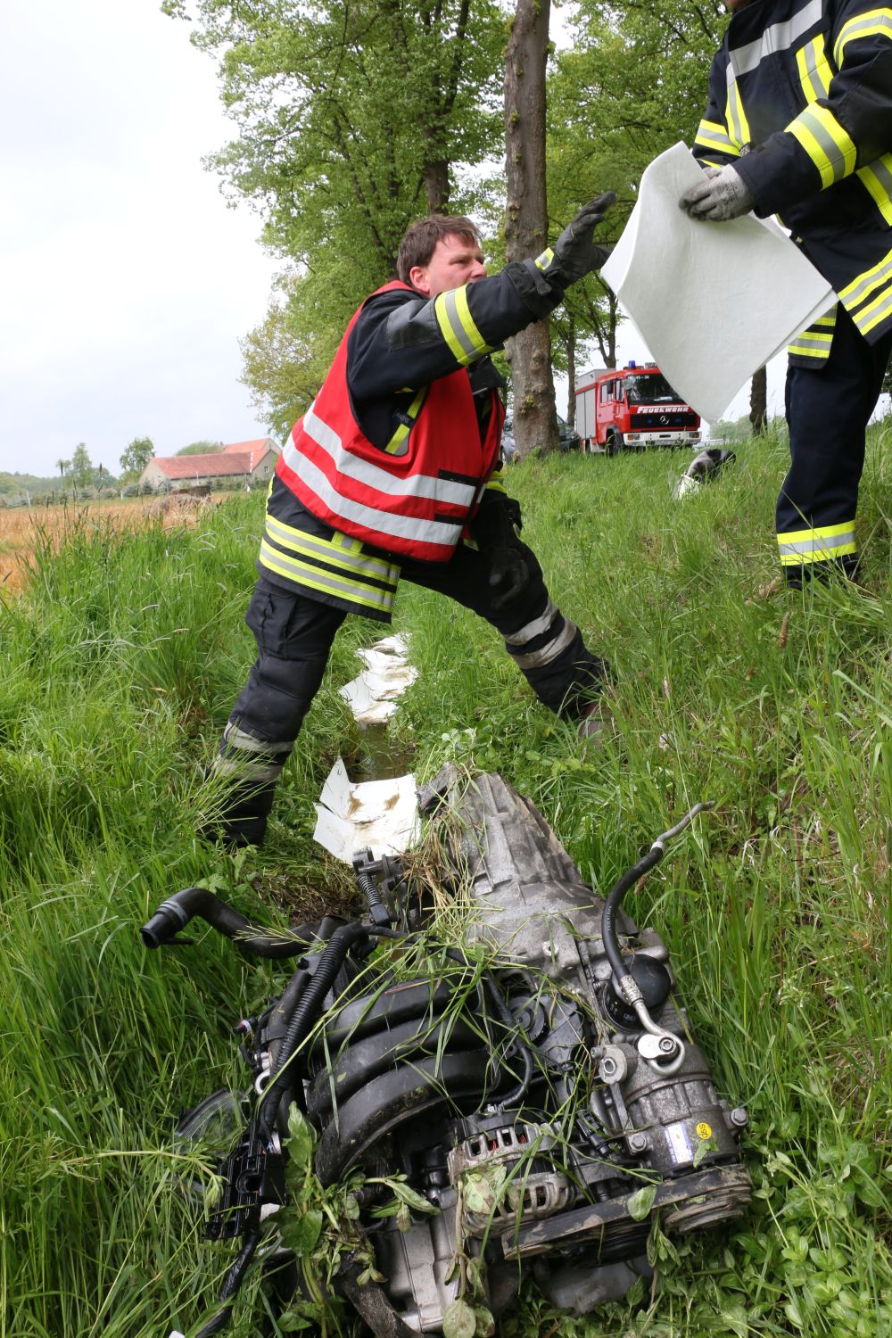 2018-05-01_Verkehrunfall-PKW-gegen-Baum-Bohmte-Ostercappeln-Landkreis-Osnabrueck_018 PKW prallt in Bohmte bei Osnabrück gegen Baum