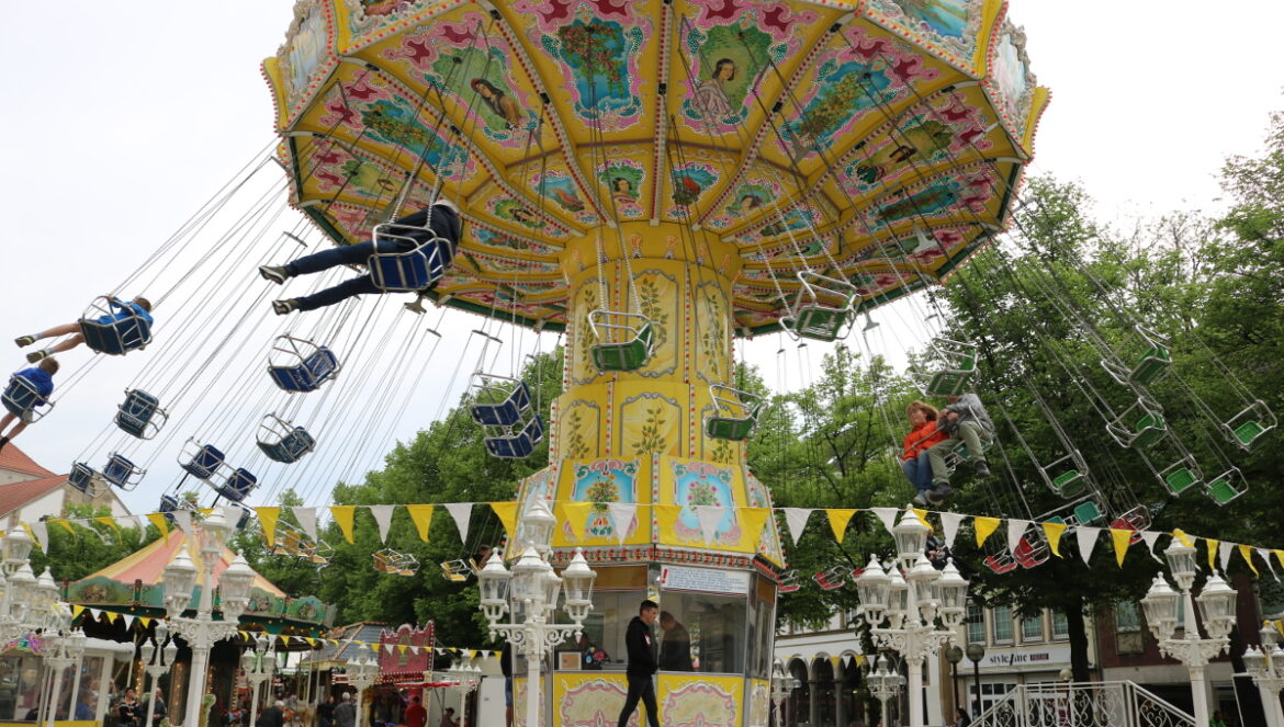 Kettenkarussel auf der Maiwoche (Symbolbild)