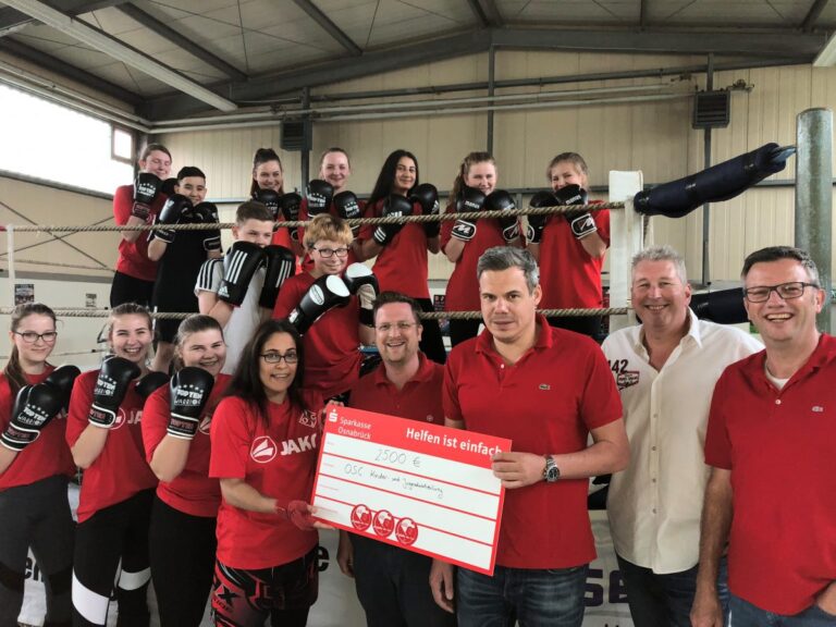 Kickboxabteilung Jugend erhält Scheck über 2.500 Euro