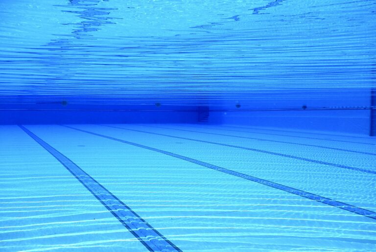 Symbolbild Schwimmbecken