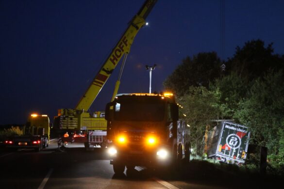 Vollsperrung der Autobahn A1 für LKW-Bergung nach Unfall in Richtung Osnabrück